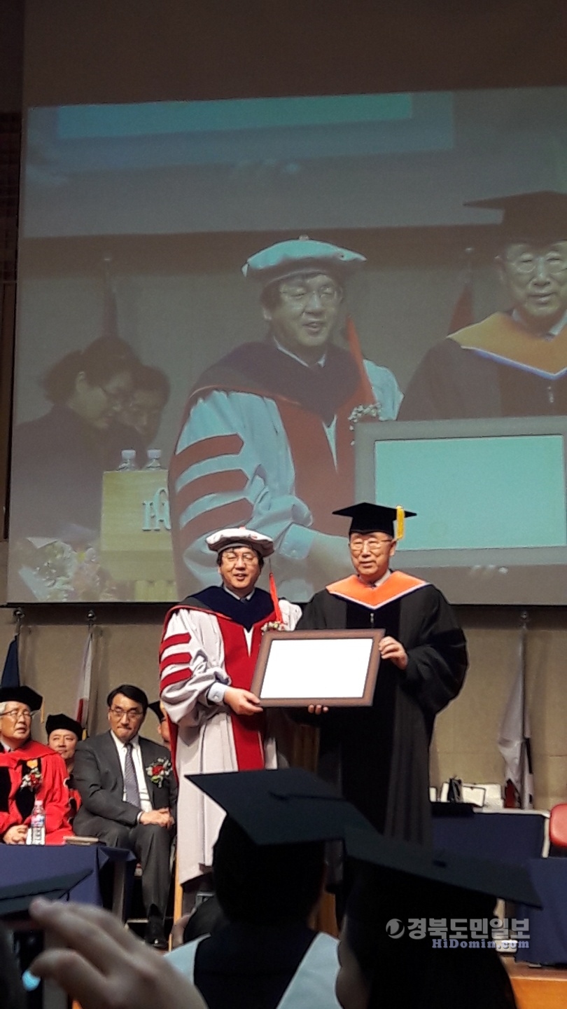 장순흥 (왼쪽)총장과 반기문 前 UN총장이 명예교육공학박사학위를 들고있다.