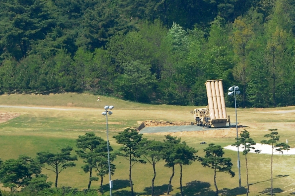 사드(THAAD·고고도미사일방어체계)포대 등 추가 장비 투입이 임박한 1일 오후 경북 성주군 성주골프장에 배치된 사드 발사대가 하늘을 향하고 있다.