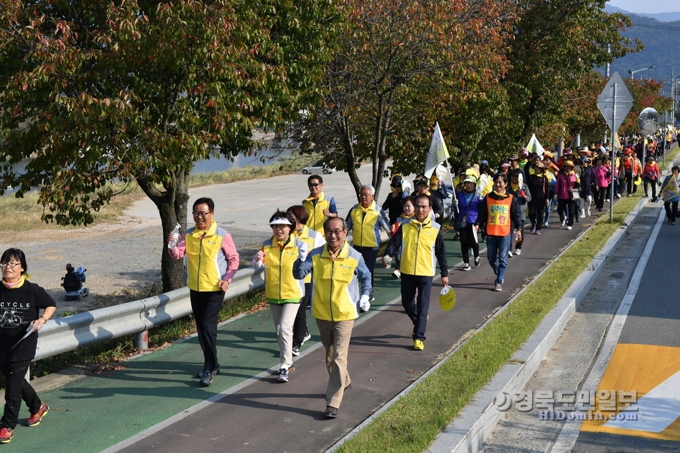 이승율(맨 앞줄 오른쪽) 청도군수가 시민들과 함께 건강걷기대회를 참여 하고 있다.