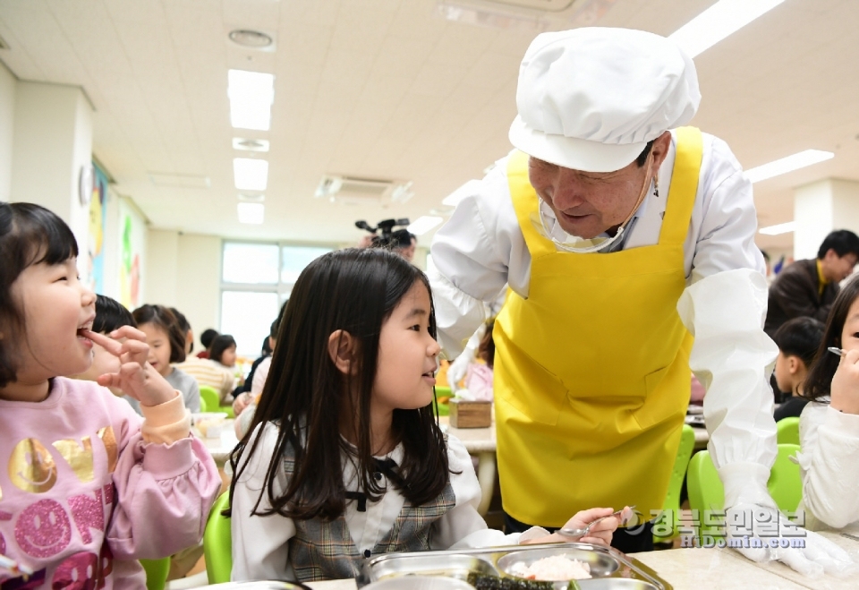김충섭 시장이 최근 유치원을 찾아 아동에게 급식 봉사를 한뒤 대화를 나누고 있다.