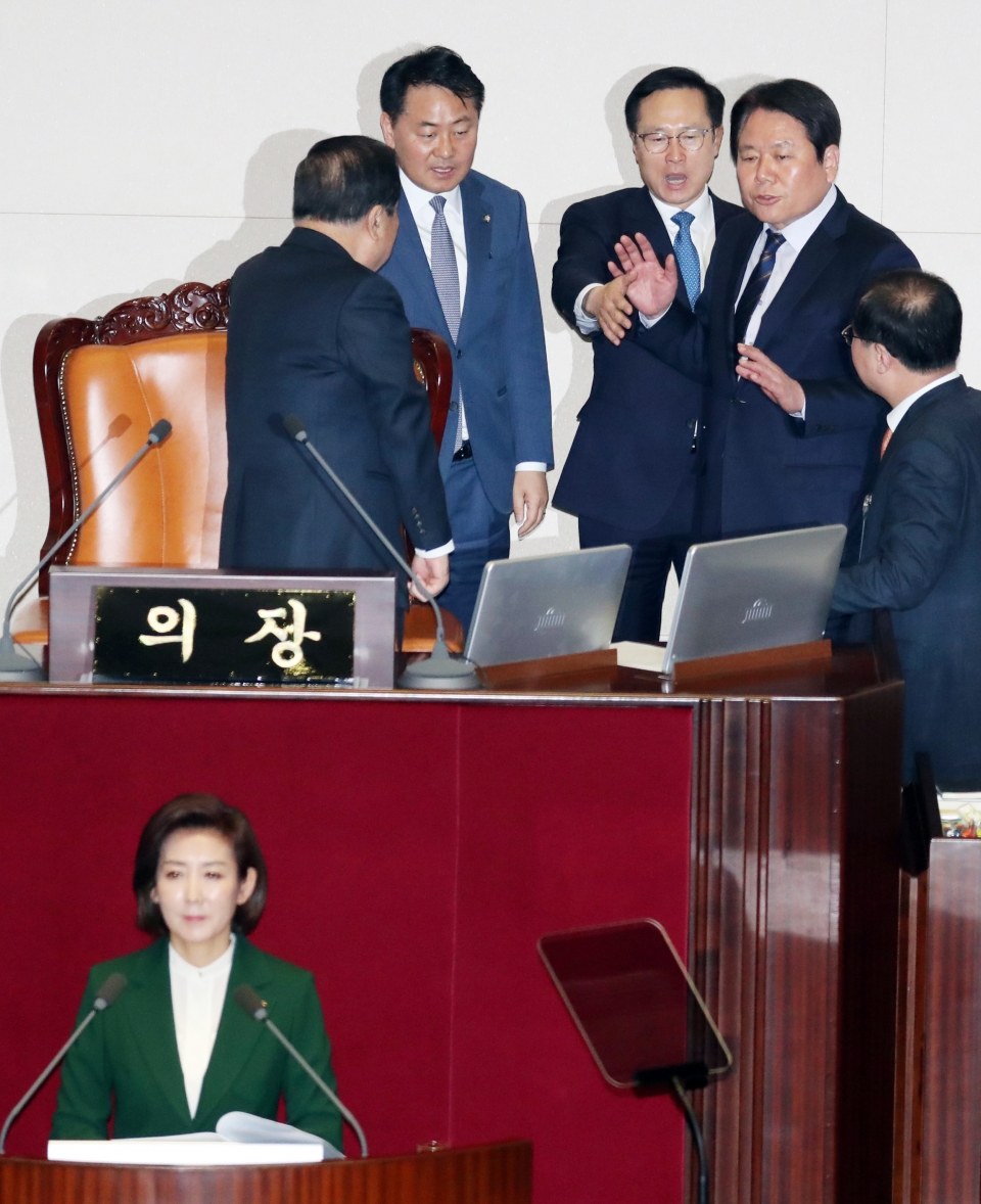 홍영표 더불어민주당 원내대표가 12일 서울 여의도 국회 본회의장에서 열린 제367회 임시회 본회의 나경원 자유한국당 교섭단체 대표연설에서‘문재인 대통령, 김정은 수석대변인’발언에 항의를 하고 있다. 뉴스1