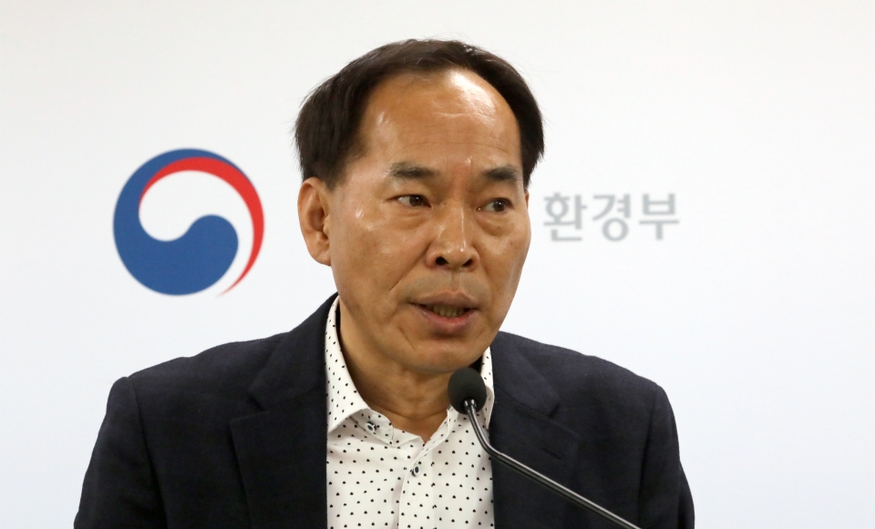 이영성 환경부 대기관리과 서기기관이 지난 12일 정부세종청사 환경부 기자실에서 '시도가 설치한 대기배출시설, 환경부가 직접 관리' 브리핑을 하고 있다. 환경부는 '대기환경보전법' 시행령 및 시행규칙 개정안을 15일부터 40일간 입법예고 한다고 밝혔다. 사진=뉴스1