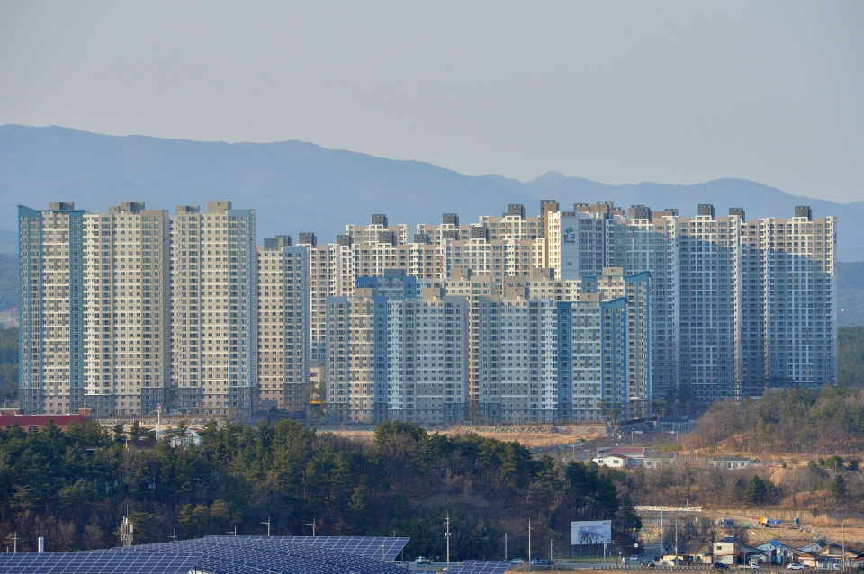 포항지역 아파트 미분양 사태가 마지노선을 넘어 한계에 도달했다는 부동산 전문가들의 지적이 나온다. 14일 포항지역 신규 아파트 단지로 급부상하고 있는 북구 흥해읍 학전리에 빽빽하게 들어선 아파트들. 뉴스1