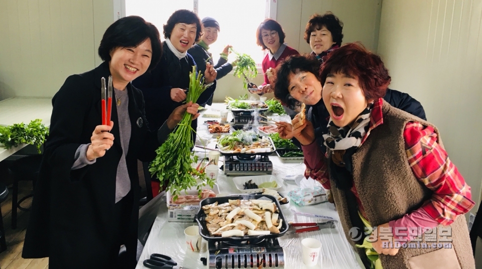 미나리골 방문객들이 즐거운 시간을 보내고 있다.