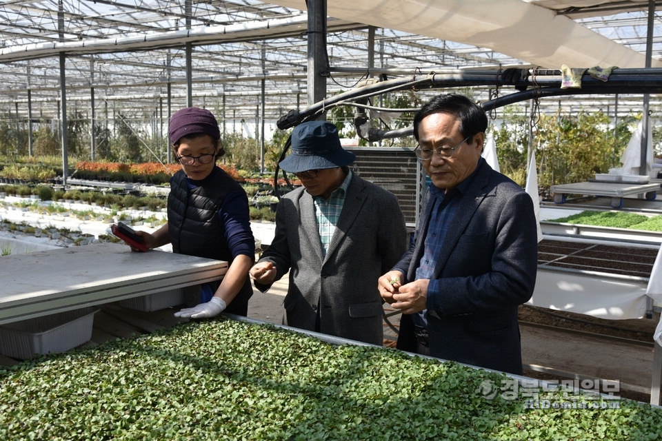 엄태항 봉화군수와 이동필(전 농식품부장관) 경북도 농촌살리기 정책자문관이 농장을 둘러보고 있다.