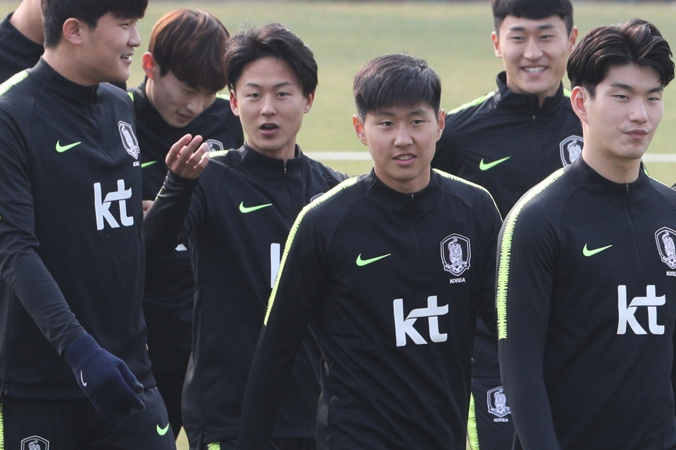 대한민국 축구 국가대표팀 이승우, 이강인을 비롯한 선수단이 19일 오후 경기도 파주시 축구대표팀트레이닝센터(NFC)에서 A매치 평가전을 앞두고 훈련을 하고 있다. 파울루 벤투 감독이 이끄는 축구대표팀은 오는 22일 오후 8시 울산문수경기장에서 볼리비아와, 나흘 뒤인 26일 오후 8시 서울월드컵경기장에서 콜롬비아와 평가전을 갖는다.