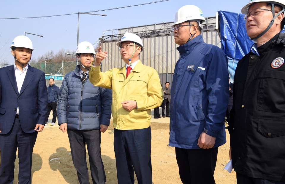 이철우(가운데) 경북도지사가 19일 경북북부권환경에너지종합타운 사고현장을 방문해 관계자들에게 조속한 사고대책을 주문하고 있다. 사진=경북도 제공