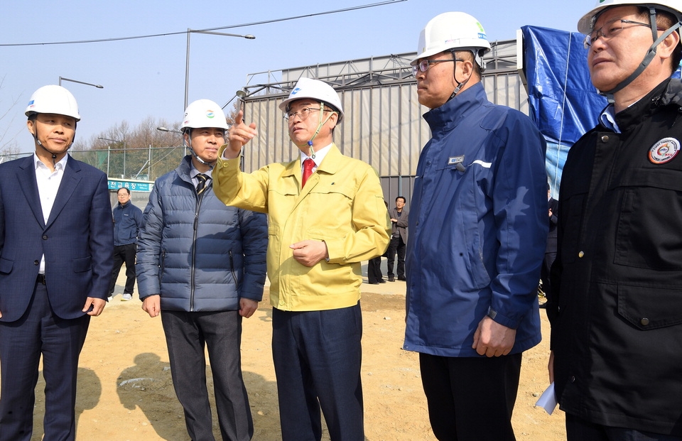 이철우(가운데) 경북도지사가 19일 경북북부권환경에너지종합타운 사고현장을 방문해 관계자들에게 조속한 사고대책을 주문하고 있다.  사진=경북도 제공