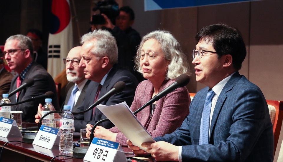 이강근 포항지진정부조사연구단장이 20일 오전 서울 중구 프레스센터에서 열린 '포항지진과 지역발전의 연관성에 관한 정부조사연구단 결과발표 기자회견을 갖고 있다. 지난 2017년 11월15일 포항에서 발생한 규모 5.4 지진 원인에 대해 산업통상자원부는 지진과 지열발전과의 상관관계를 조사하기 위해 국내외 전문가로 구성된 ‘포항지진 조사연구단’을 구성하고, 작년 3월부터 약 1년간 정밀조사를 진행해 왔다. 뉴스1