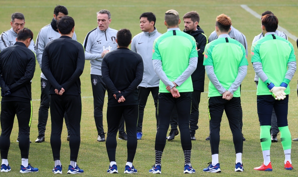 파울루 벤투 대한민국 축구 국가대표팀 감독을 비롯한 선수단이 지난 18일 오후 경기도 파주시 축구대표팀트레이닝센터(NFC)에서 A매치 평가전 훈련 시작에 앞서 대화를 하고 있다.