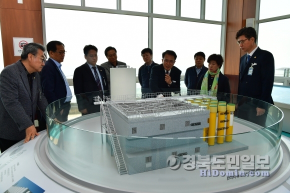 경북도의회 원자력대책특별위원회 위원들이 22일 한수원 월성본부에서 브리핑을 듣고 있다.