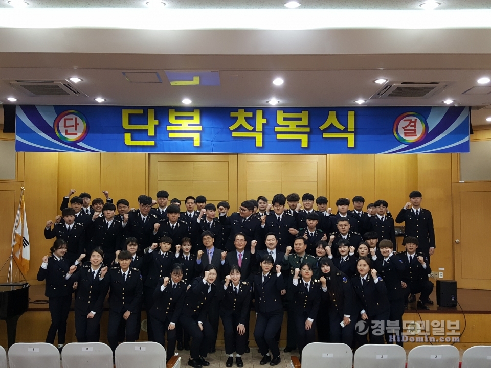 포항선린대학교 2019학년도 국방기술계열 단복착복식 및 견장수여식 모습.