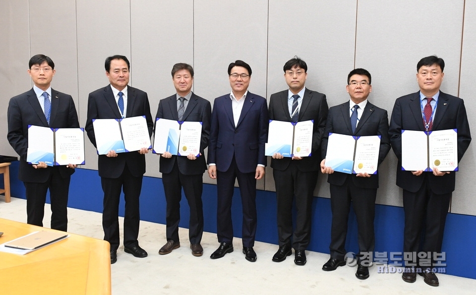 포스코 최정우 회장(가운데)이 서울 포스코센터에서 기업시민봉사상 첫 수상자들과 함께 기념촬영을 하고 있다.