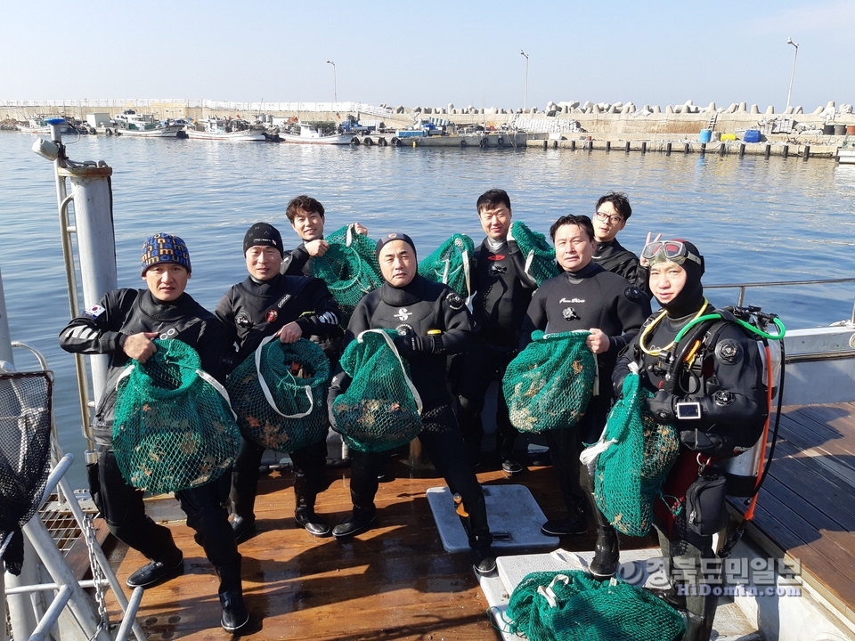 기업시민봉사상을 수상한 포스코 포항제철소 클린오션봉사단이 해양정화활동을 마치고 기념사진을 찍고 있다.