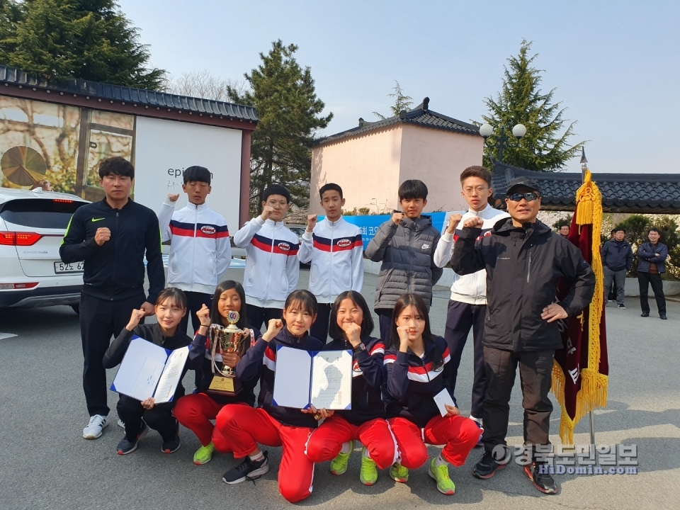 제 35회 코오롱 구간 마라톤 대회에서 우수한 성적으로 입상한 구미형곡중 육상부가 기념촬영을 하고 있다.