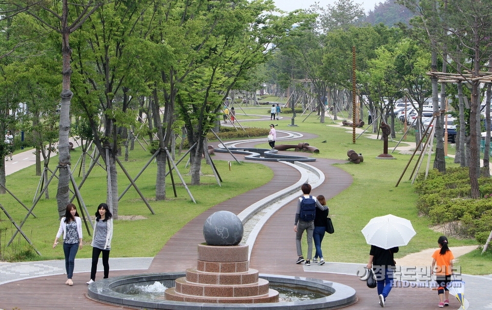 포항 철길숲에 시민들이 여유롭게 걷고 있다. 포항시는 포항역 이전에 따른 폐철도 부지에 철길숲을 조성했다. 저비용 고효율의 대표적인 사업이다. 사진=포항시 제공