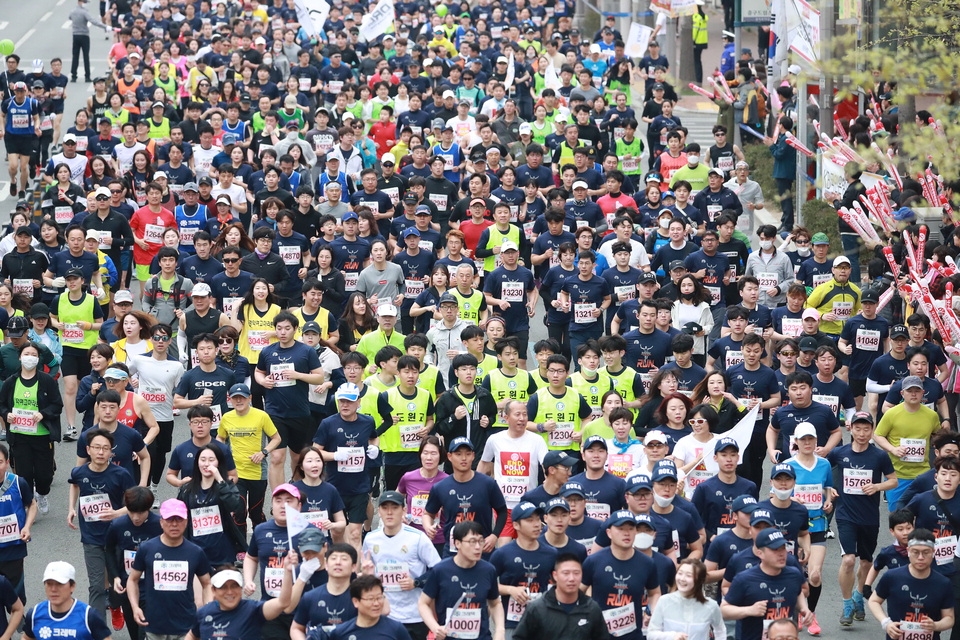 7일 오전 대구 중구 동인동 국채보상운동기념공원 앞에서 열린 ‘2019 대구국제마라톤대회’에 참가한 1만6000여 명의 참가자들이 대구 도심을 힘차게 달리고 있다. 뉴스1