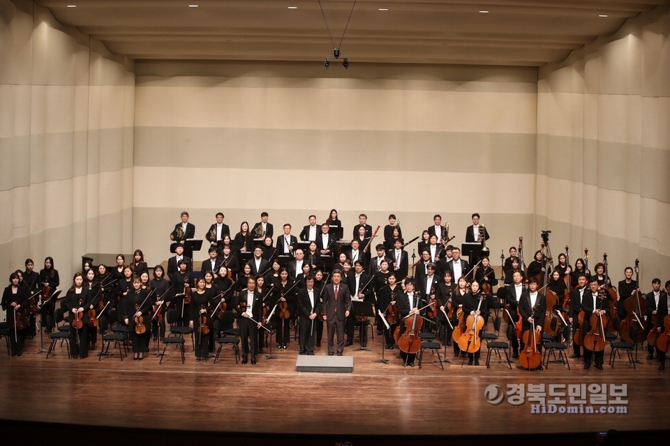 포항시가 올해 청년 일자리 창출, 문화도시 조성, 3무(無) 교육복지, 시내버스 전면 개편 등으로 시민들이 체감할 수 있는 생활복지 실현에 중점을 두고 있다. 사진은 3월 28일 포항문화예술회관에서'베토벤 인 포항'공연 후 포항시립교향악단과 이강덕 포항시장이 관객들에게 인사를 하고 있다. 사진=포항시 제공