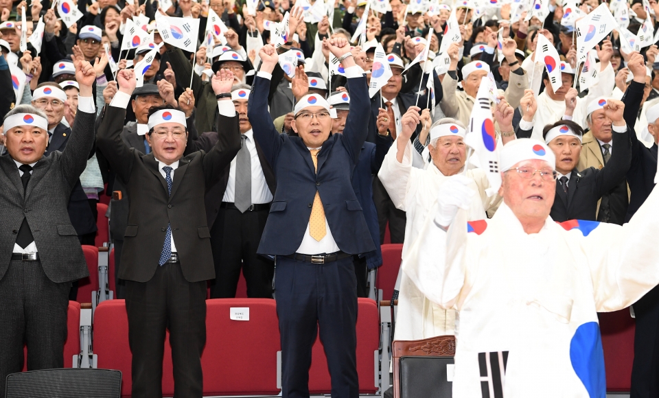 11일 경북독립운동기념관에서 열린 대한민국 임시정부 수립 100주년 기념식에서 윤종진 경북도 행정부지사, 권영세 안동시장, 임종식 경상북도교육감, 경상북도광복회 회원 등이 만세삼창을 외치고 있다. 사진=경북도 제공