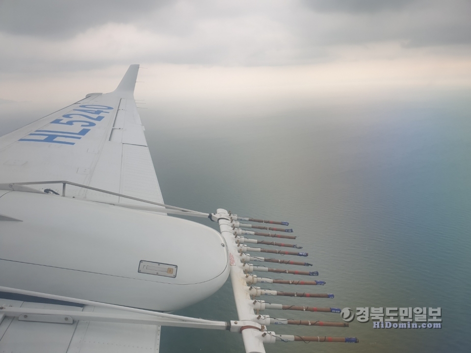 지난 1월25일 전북 군산 서쪽 해상에서 기상항공기가 미세먼지 저감을 위한 첫 인공강우 실험을 하고 있다.  사진 = 기상청 제공