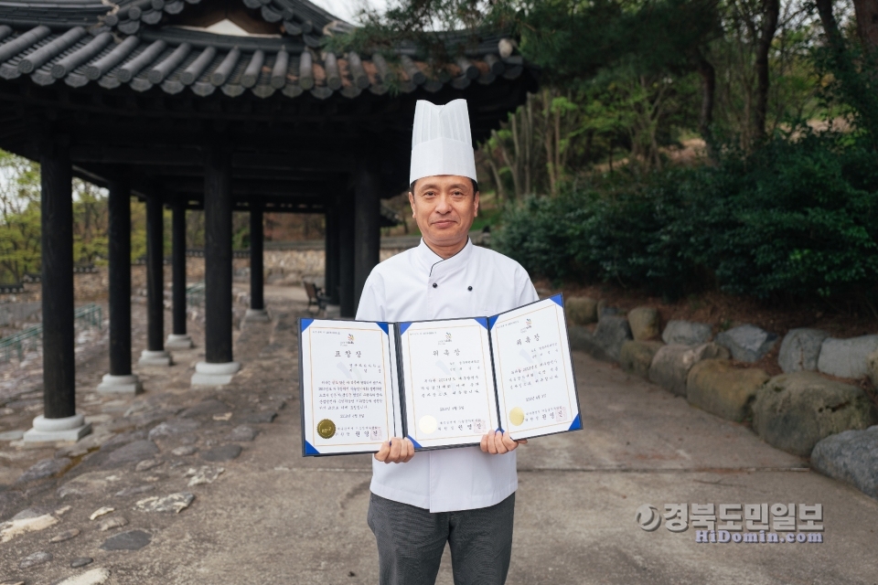 경북과학대 최길용 교수 표창장을 들고 기념촬영을 하고 있다. 사진=경북과학대 제공