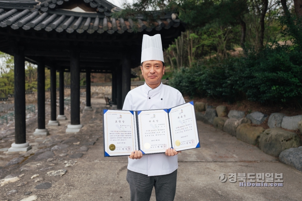 경북과학대 최길용 교수 표창장을 들고 기념촬영을 하고 있다.  사진=경북과학대 제공