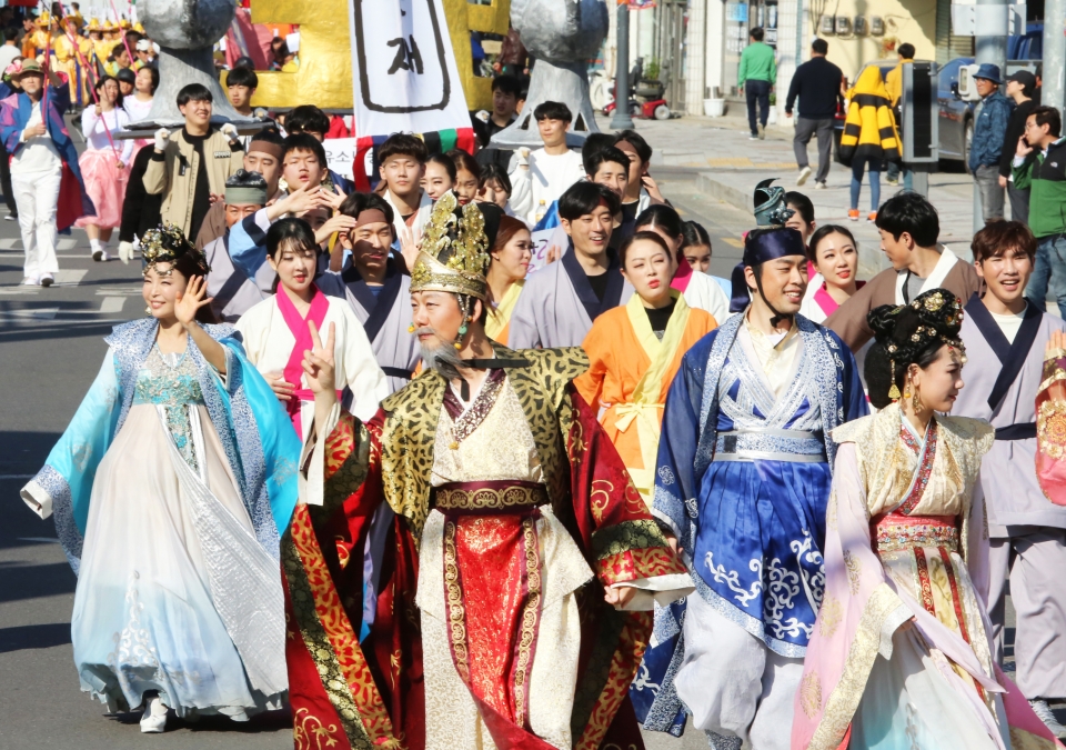 고령군 대가야체험 축제 마지막 날인 지난 14일‘대가야 거리 퍼레이드’에서 대가야 왕 복장을 한 참가자가 관광객들에게 인사하고 있다. 뉴스1