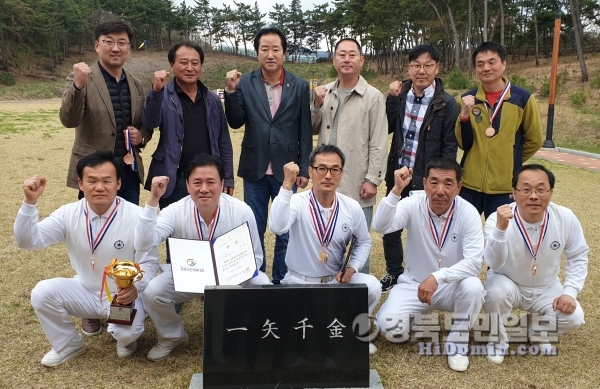 경북도민체육대회 궁도대회에서 울릉군 궁도 선수단이 군부 종합 3위 개인전 1위를 차지했다.