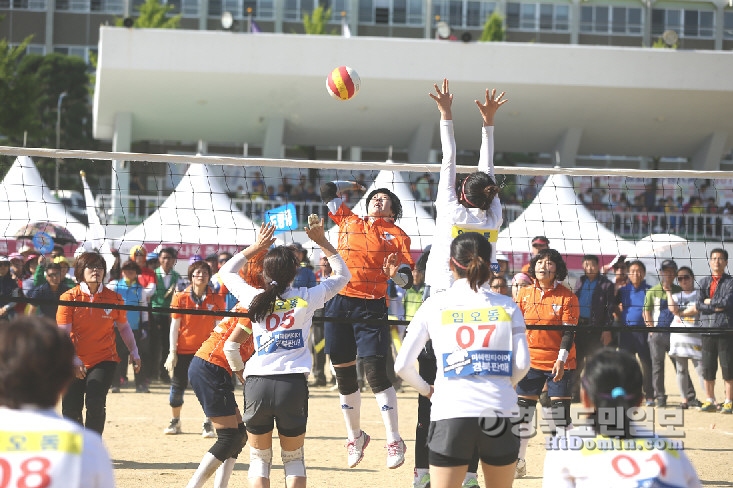 제27회 LG기 주부배구대회가 27일 낙동강체육공원에서 열린다. 사진은 지난해 경기 모습.