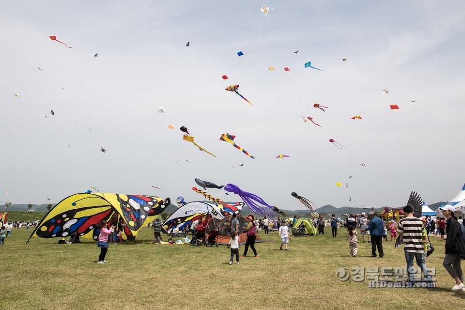 2018년 의성세계연축제장에서 아이들과 어른들이 함께 연을 날리고 있다.