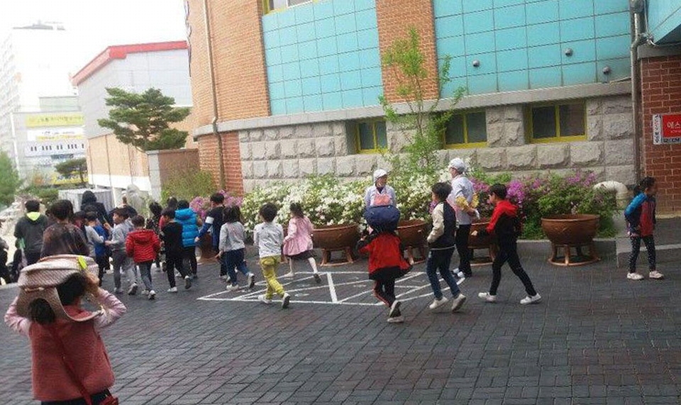 19일 오전 11시16분쯤 강원 동해 북동쪽 54㎞ 해역에서 규모 4.3의 지진이 발생하자 강릉중앙초등학교 학생들이 운동장으로 대피하고 있다. 뉴스1
