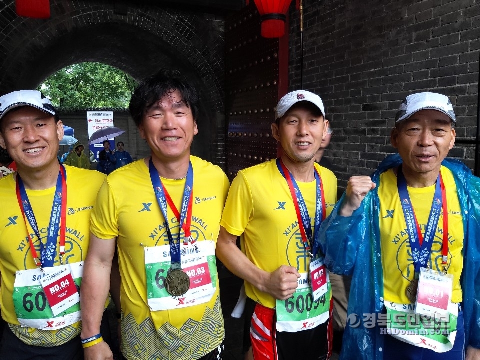 오른쪽부터 5㎞부문 1위 이승근, 2위 김재진, 3위 이승형, 4위 김기명 선수가 기념촬영하고 있다.