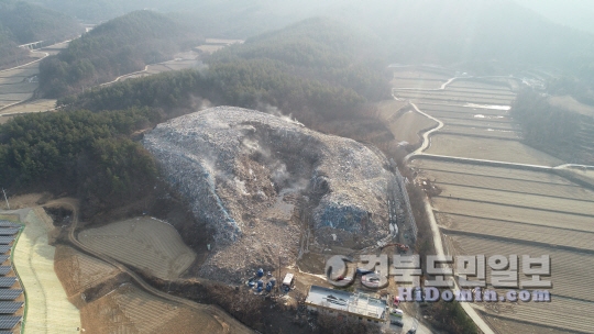 경북 의성군 단밀면 생송리 마을 뒤편에 산처럼 쌓인 폐기물 곳곳에서 불이 나 흰 연기가 뿜어져 나오고 있다. 사진 = 의성군제공