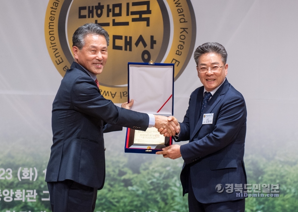 김병수(오른쪽)울릉군수가 23일 대한민국 환경 대상을 수상하고 있다