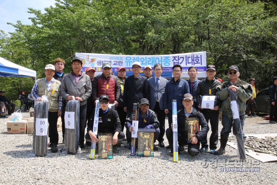 대회에서 1~10위에 오른 수상자들이 함께 기념촬영을 하고 있다.