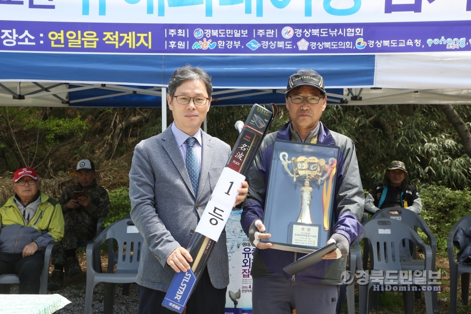 대회에서 1위를 차지한 이일희(오른쪽)씨가 김찬수 경북도민일보 대표이사와 기념촬영을 하고 있다.