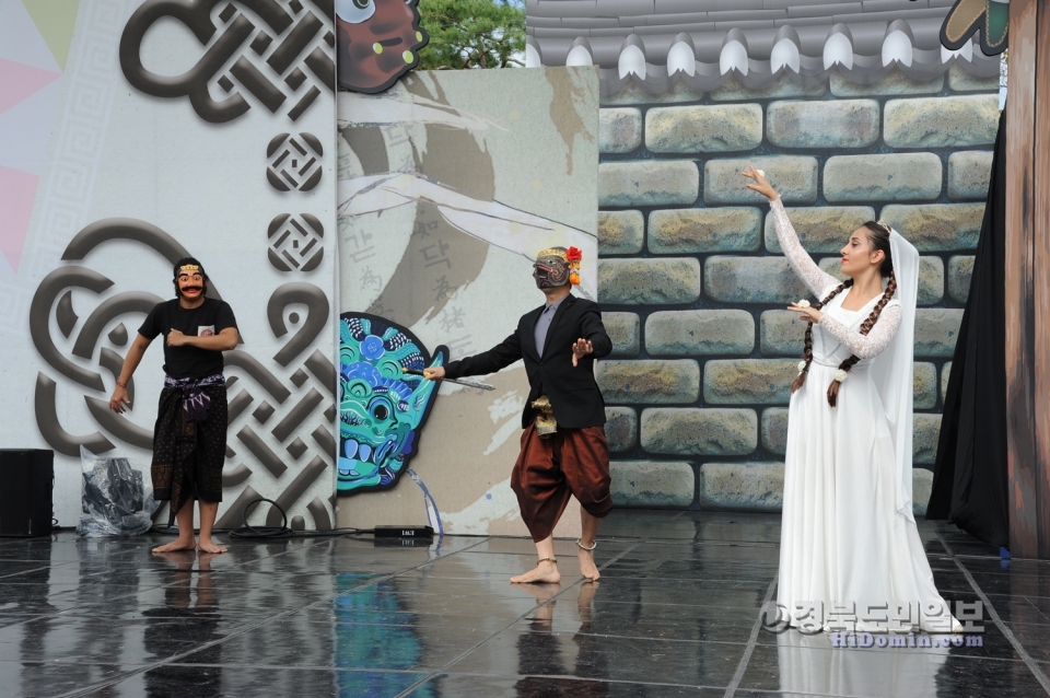 지난해 안동국제탈춤페스티벌에서 공연을 펼치고 있는 문화동반자사업 참여자들.