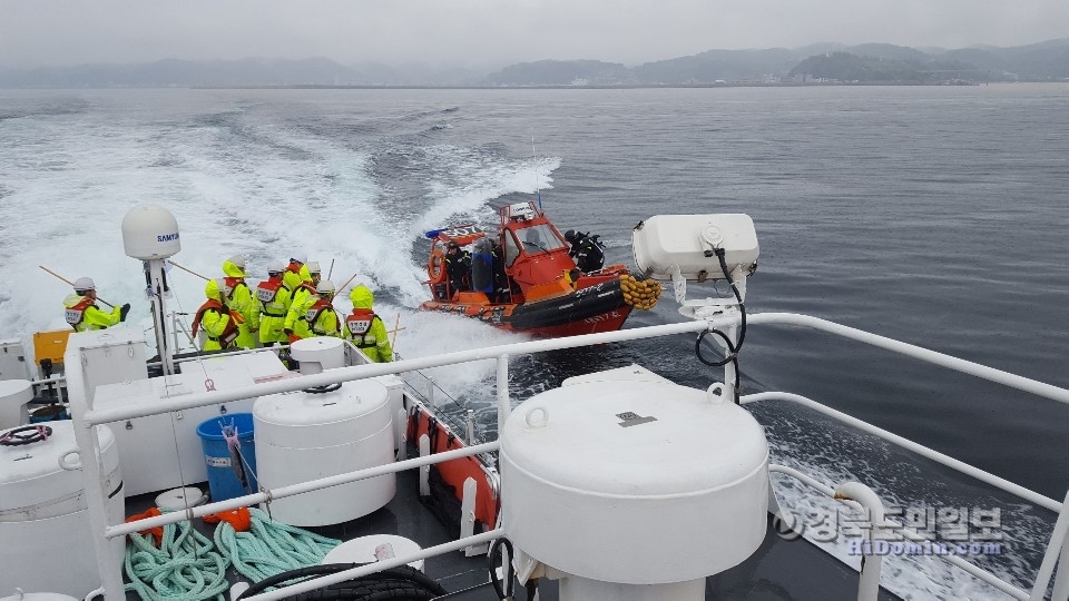 울진해경의 불법외국어선 단속 역량 강화 및 팀워크 향상을 위한 훈련 모습.