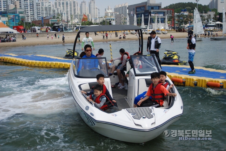 포항시는 5월 5일 어린이날을 맞아 다양한 행사를 마련했다. 사진은 어린이들의 해양스포츠 체험.