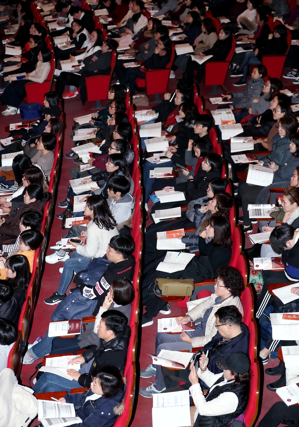 수험생과 학부모들이 지난해 12월 한 대학서 열린 2019 대입 정시전형 대비 진학설명회에서 정시 지원준비 사항 등에 대한 설명을 듣고 있다.뉴스1