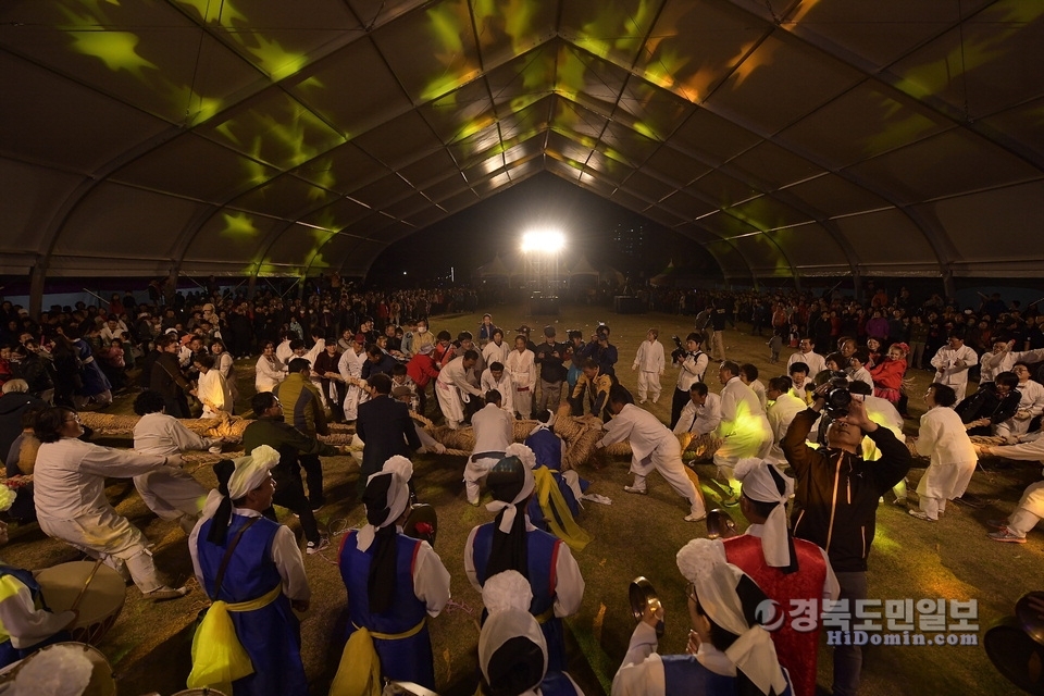 성주생명문화축제·참외패스티벌서 ‘별뫼 줄다리기’를 하고 있는 모습.