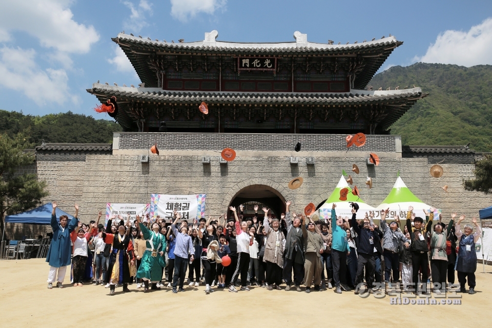 문경찻사발축제 종사자들과 자원봉사자, 도예가들, 플래시 몹에 참가한 학생들이 축제 폐막을 알리는 모자를 날리는 퍼포먼스를 연출하고 있다.