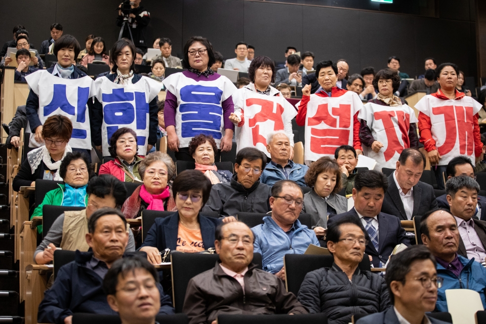 신한울 원전 3·4호기 건설을 촉구하는 울진 주민들이 지난달 19일 서울 강남구 코엑스 컨퍼런스룸에서 열린 제3차 에너지기본계획 공청회에서 원전 건설 재개를 촉구하는 옷을 입고 있다. 뉴스1