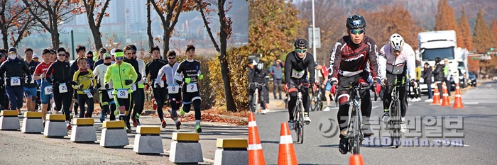 12일 열린 2019 구미 전국 철인3종대회에서 참가선수들이 달리기(왼쪽)와 사이클 종목 경기를 펼치고 있다.