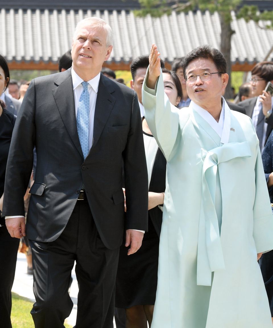 영국여왕 안동방문 20주년을 기념해 14일 경북도청을 방문한 엘리자베스 2세 영국 여왕의 차남이자, 왕위 계승 서열 8위인 앤드루 윈저(왼쪽) 왕자가 이철우 도지사와 대화를 나누며 청사로 들어서고 있다. 사진=경북도 제공