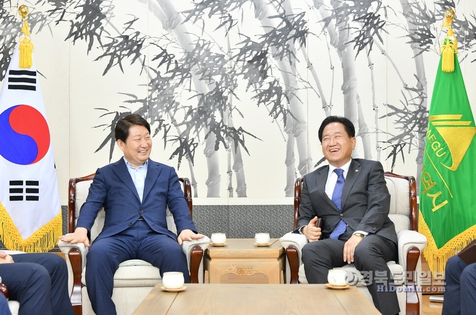 서주석 국방부 차관(오른쪽)이 대구시청에서 권영진 시장과 ‘제3회 대구 군 공항 이전부지 선정실무위원회’ 결과를 공유하고 향후 추진방안에 대해 논의하고 있다. 사진=대구시 제공