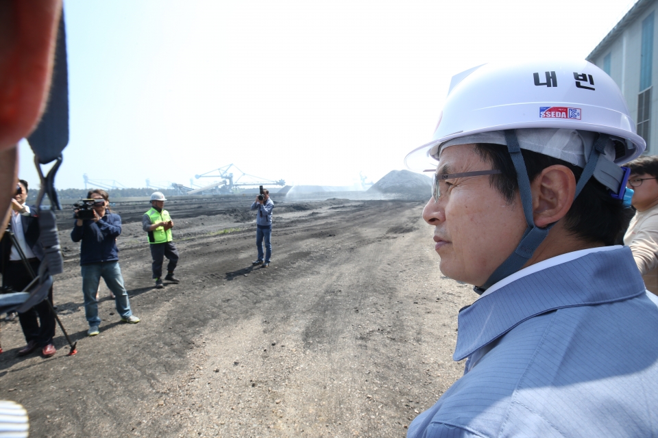 황교안 자유한국당 대표가 16일 오전 충남 당진시 한국동서발전 당진화력본부를 방문해 시설을 둘러보고 있다.