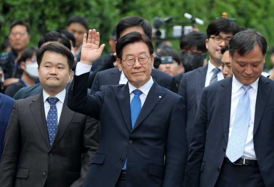 직권남용·공직선거법 위반 혐의로 기소된 이재명 경기도지사가 16일 오후 경기도 성남시 수원지방법원 성남지원에서 열리는 1심 선고 공판에서 무죄를 선고 받고 법원을 나서고 있다. 사진=뉴스1