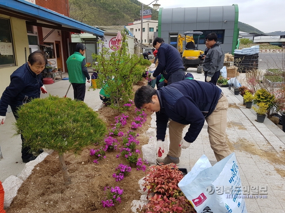 황남동 문천교~교촌교 구간 꽃밭 조성.