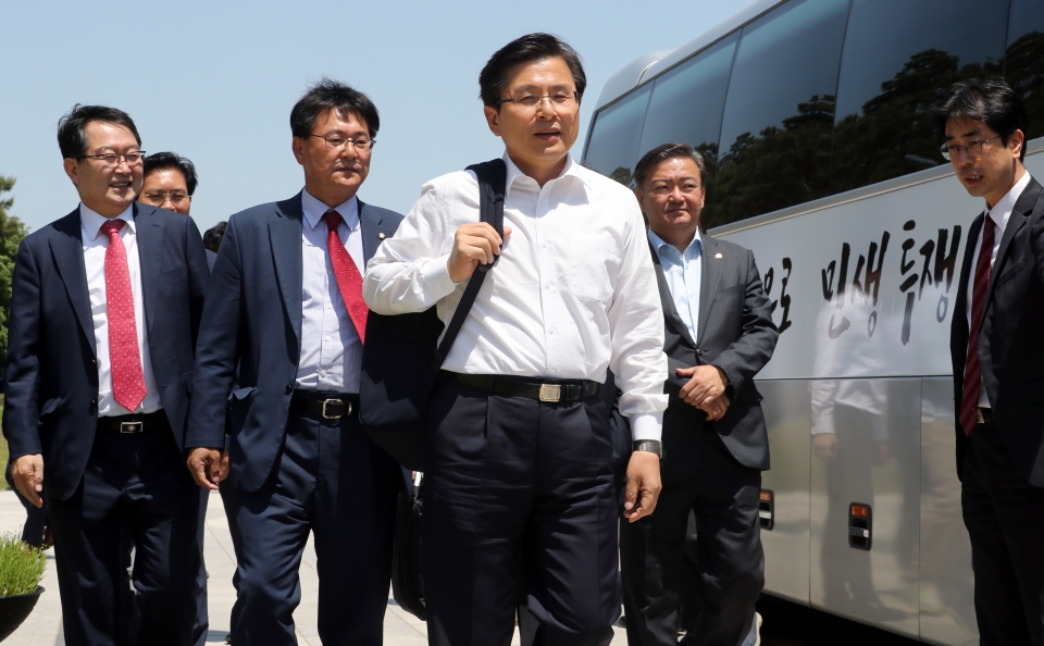 황교안 자유한국당 대표가 22일 서울 여의도 국회 본청앞에서 ‘민생투쟁 버스 대장정’을 떠나고 있다. 황교안 대표는 '민생을 살리고 안보를 지키는 일정이 될 것'이라고 말했다.